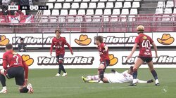 まるで「芝刈り機」 香川真司、敵の背後から股下目掛けて鬼スライディング発動で相手DFが悶絶「何してんすか」元日本代表同士の容赦ない攻防の瞬間