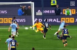 「ブラボー！」鈴木彩艶の“超反応ミラクルセーブ”に現地ファン驚嘆「若林源三だ」「すごいGK」セリエA公式厳選のスーパープレー２連発