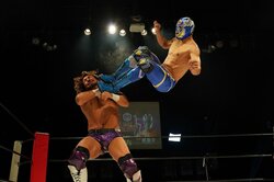 必殺技はドロップキックにスープレックス スタントなし！関口メンディーのプロレスラーっぷりに驚きの声 「身体能力がヤバすぎて唖然」『覆面D』