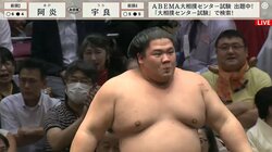 やべっ、突っ込みすぎた…しまった顔の宇良 動き過ぎた結果、土俵に向かってゴロンと前方1回転「また飛んだｗ」「毎日回転してますね」