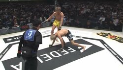 カーフで足が“ぐにゃり”→倒れ込みながら高速バックブローで反撃 敗者が見せた本能の一撃に反響