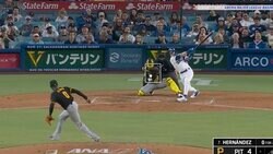 一体、何が起こった！？ 打球がおかしな動き… “二刀流男”が激レアホームラン！ 外野手がグラブでアシスト→中継カメラに直撃してスタンドイン「なんだこれw」