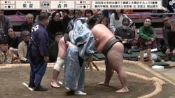 「止めろ止めろ」審判長が取組を強制停止 行司が慌てるアクシデント発生「初めて見た」「こんなことあるの？」騒然の光景