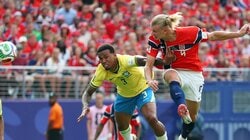 「これは止められんって」怪物ハーランドの“理不尽ヘッド”にブラジル代表DF撃沈！「急に現れてズドン」圧巻の動き出しから超高打点ヘディング弾