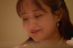 24歳美人モデル、デコルテ全開のセクシースタイルで意中のイケメンと部屋で2人きり「1個お願いしてもいいですか…」