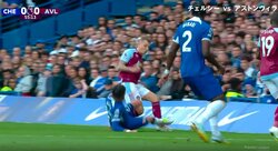 「相手が前に来た」vs「足裏がっつり」ファン紛糾もVARで一発レッドへ　肘打ちで鼻血流血のベテランDFがさらに足裏タックルを受け悶絶する痛過ぎなワンシーン