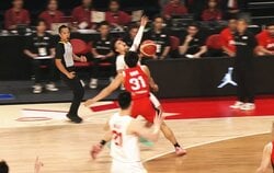 「強すぎ」日本選手が“ゴリゴリ守備”→中国選手が吹っ飛ぶ！激しいコンタクトにSNS騒然「危ないよ」「ヒヤッとした」【バスケW杯予選】