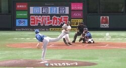 一体、ヘルメットはどこに消えた！？ “良い場面でしかホームランを打たない男”ソフトバンク・中村晃の“技アリ劇的サヨナラ弾”を打った後にもみくちゃにされる瞬間