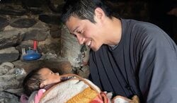 東出昌大「うちの子も5ヶ月なんです」赤ちゃんをあやす姿にファンほっこり「優しい目をしている」「東出くんがパパなの羨ましい」