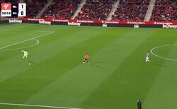 「ホラー映画かよ！」ジャガー・浅野拓磨、一気に急加速する“爆速プレス”炸裂「怖すぎるだろ」 猛然と爆走… 相手GKへ襲いかかった瞬間