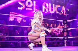 どんな攻撃？ “美女×野獣”女子タッグがアクロバティックな「背負った相手にサーフ乗り→ダイブ攻撃」の衝撃技「パワフルすぎる」