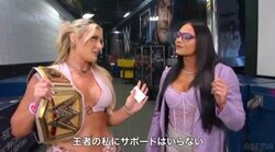 いったい何？ 女子レスラー同士の舌戦の背後に“怪しすぎる影”が…「怖すぎ」「心霊現象？」ファンの間で話題に