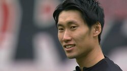 スライディングで両者激突！鎌田大地 vs 遠藤航がバチバチに戦うファイトシーン　球際でのエグいバトルにサポーターが沸く