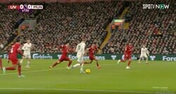 スタジアム騒然！「ベストプレー」「職人すぎる」 リバプール・遠藤航がチームの大ピンチを防ぐ“超絶カバーリング”炸裂　マンUの必殺カウンターを完璧守備で封じた瞬間