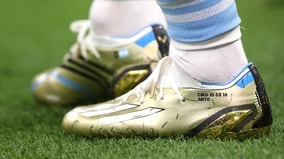 メッシ、カタールW杯モデルのスパイクがえらいことに！メルカリで「27万円」で落札