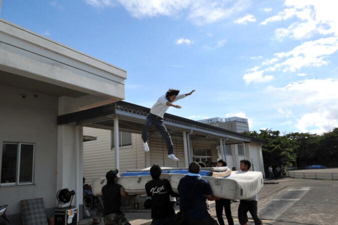 『僕やり』窪田正孝、“命綱なし”屋上飛び降りシーンの裏側を初公開「色んな角度から何度も何度も…」 5枚目