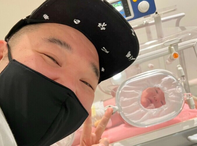 【画像】内山信二さんと保育器で眠る娘・絃（いと）ちゃん