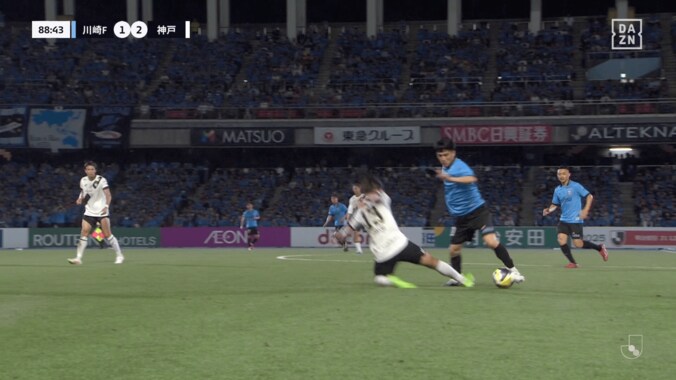 「何じゃそりゃ！」川崎Fの“絶対に取れないダブルタッチ”連発にファン大興奮「理不尽アニメみたい」「置き所が深すぎる」宮城天＆大島僚太が魅せた瞬間 5枚目