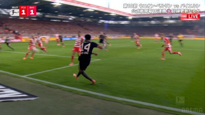 「ありえない！」“ゼロ角度スーパーゴール”に世界騒然！「すげーとこぶち抜いた」「年間最優秀だ」バイエルンFWが神ターンから衝撃弾 3枚目