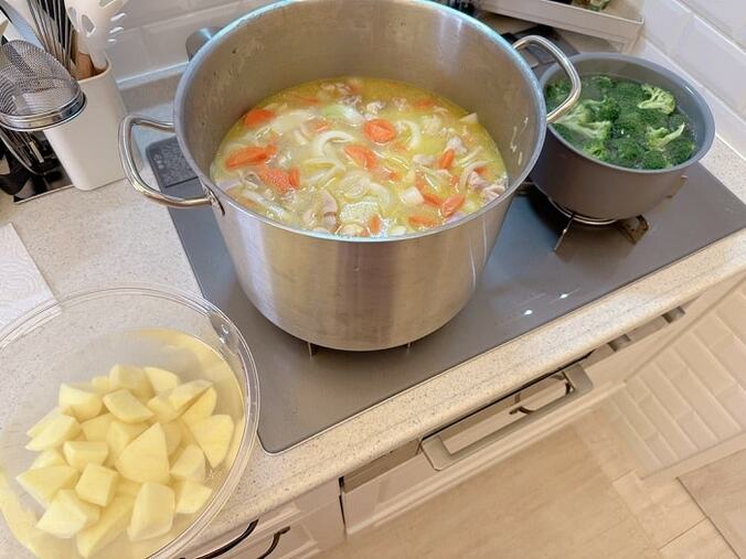  辻希美、“デカデカ鍋”で大量に作った夕食「なんだかんだですぐ無くなりそう」  1枚目