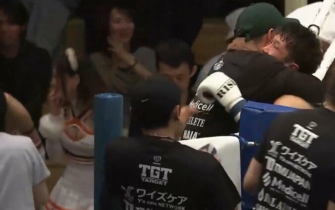 大興奮のラウンドガール