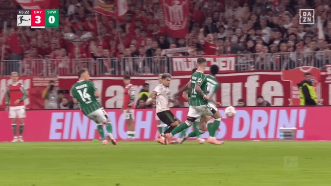 菅原由勢も唖然…バイエルンFWの“４人翻弄スーパーアシスト”が話題「エジルキックだ」「うますぎ」高速シザース→技ありパスの一部始終 2枚目