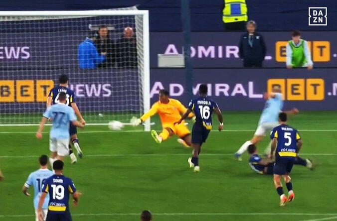 【写真・画像】「奇跡を起こした！」鈴木彩艶の“怪物級ゼロ距離セーブ”を現地メディア大絶賛「自らの限界を超えた」「決定的だ」ラツィオが唖然とした瞬間　1枚目