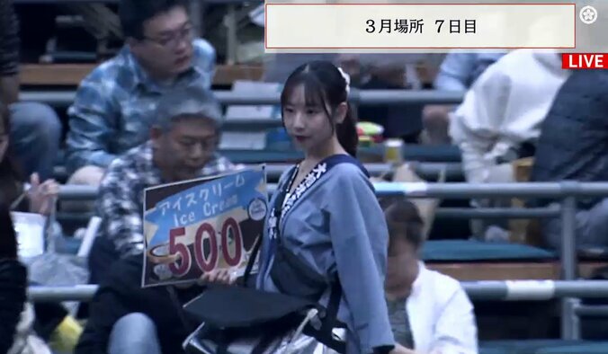 注目を集めた売り子女性