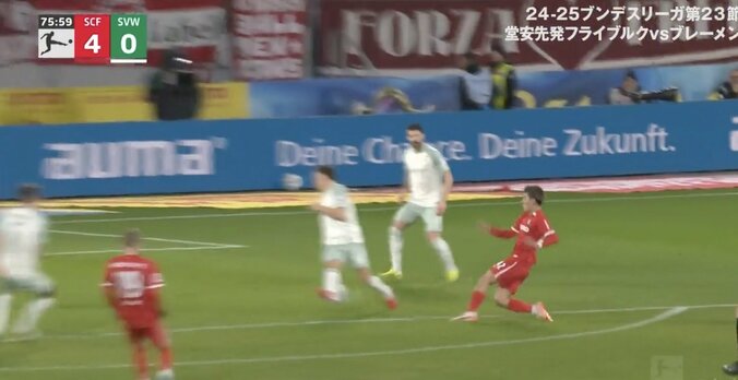 【写真・画像】何が起きた！？ 堂安律、“強烈エルボーが顔面に直撃→悶絶転倒　PK獲得もまさかの展開に…「譲れよ！」「蹴ってくれ」　1枚目