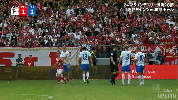 騒然！ 日本代表FWが“足首ガッツリ”の危険タックル被害→突き飛ばされ味方DFが激昂「何するんだ」「手を出すな」「町野のために怒ってくれてる」ファンも激怒 4枚目