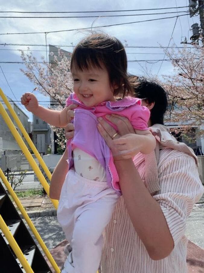  川崎希、公園で遊ぶ娘の姿を公開「すべり台に一直線」  1枚目