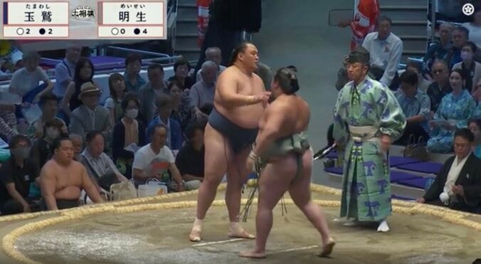 鉄人・玉鷲が「怒ってる」相手力士を手で突き返す 史上9人目通算900勝も立ち合い不成立でまさか…館内ピリつく 3枚目
