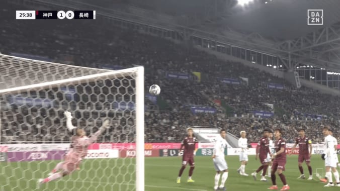衝撃ゴラッソ！ 元日本代表DFの“理不尽ドライブシュート”にSNS騒然「ダイレクトボレーはえぐい」酒井高徳の鮮烈弾が「翼くんみたい」「やばすぎ」 4枚目