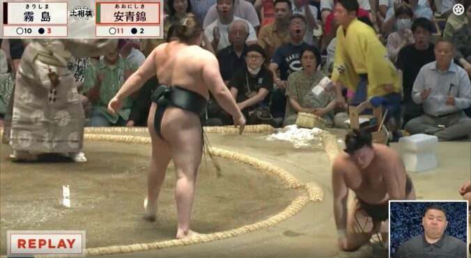 決着の直後、霧島は両膝をつき館内がどっと沸いた