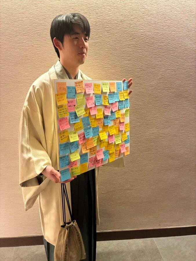 撮影に応じる藤井棋王（3/5）