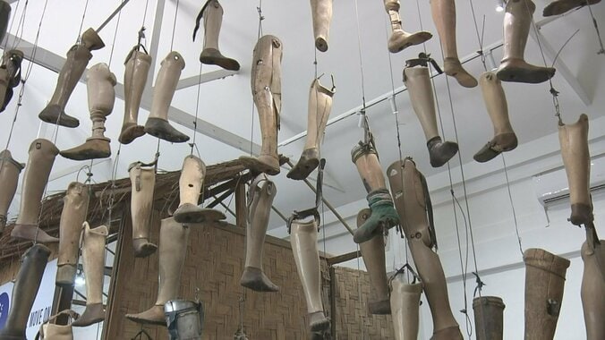 COPEビジターセンター　天井からたくさんの義足が吊るされていた