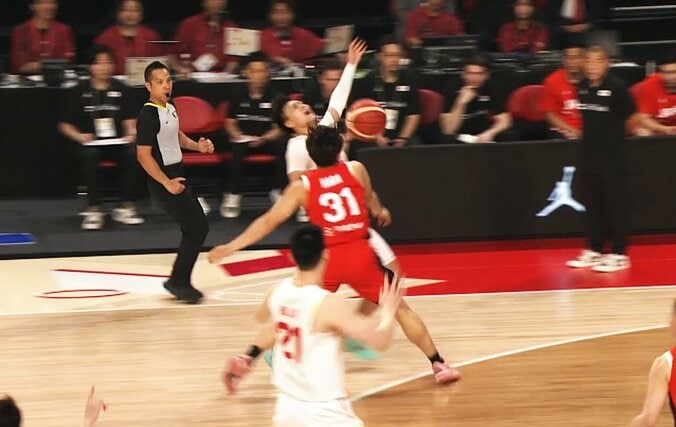 【写真・画像】「触るなよ！」富永啓生、中国監督の“妨害”をあざ笑う理不尽スリー炸裂！「HCがダブルチームって…」「さすがの駆け引き」ファン驚愕【バスケ日本代表】　1枚目