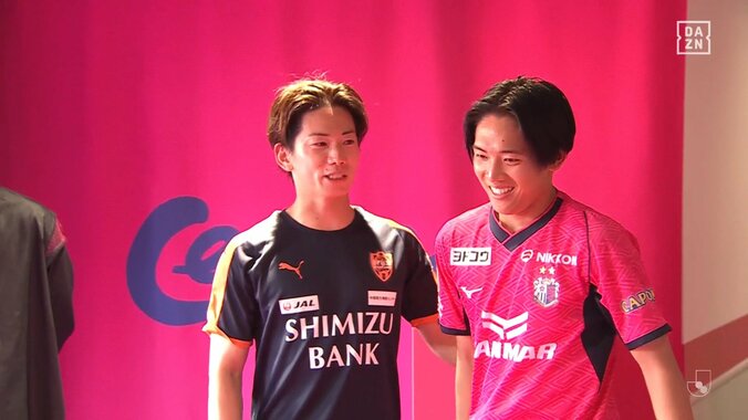 「清水エスパルス香川真司爆誕！？」「似合いすぎ」香川＆乾のユニ交換が話題沸騰「ゴージャスが過ぎる」柿谷、毎熊ら豪華“戦友”集合写真でファン歓喜 3枚目