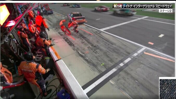 「危ない」給油中に“急発進”→クルー同士が激突し転倒！ お粗末なピットインに解説者も苦言「せっかくガスだけ入れてるのに…」 5枚目