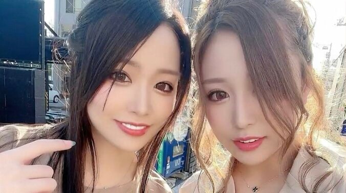 【写真・画像】美人すぎる双子キャバ嬢（24歳）、“お客様との恋愛”について本音「そもそも経験が少ないから…」　1枚目