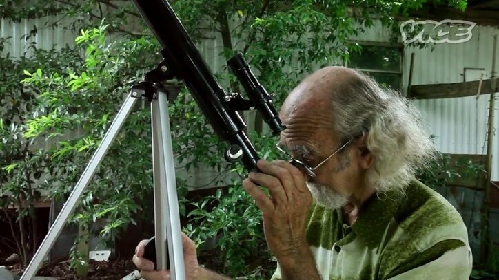 「デートがない日は毎晩“宇宙船”で寝る…」米国でUFO待つ男