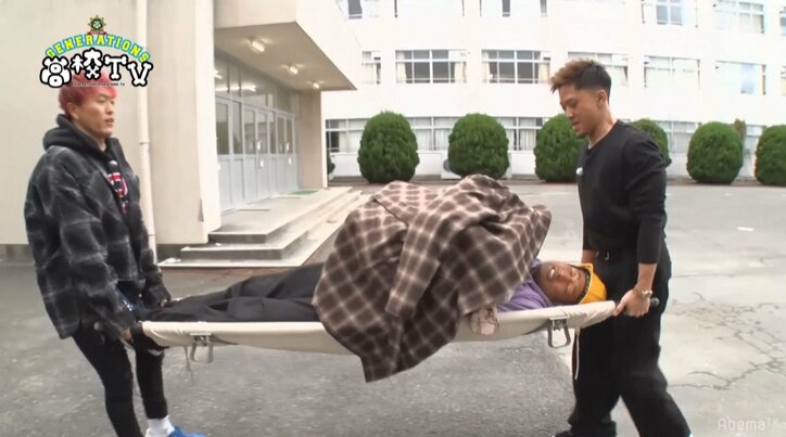 メンディーが担架で運ばれ…　バカッコイイ動画が難しすぎて緊急事態発生！