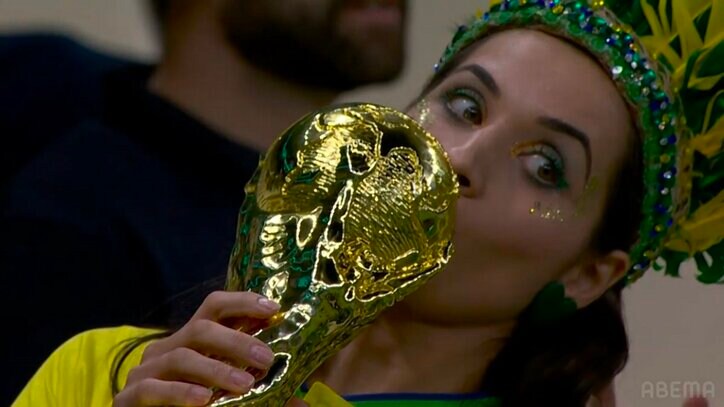 優勝前に今から練習？ブラジルサポーターが“自前”ワールドカップに次々とキス