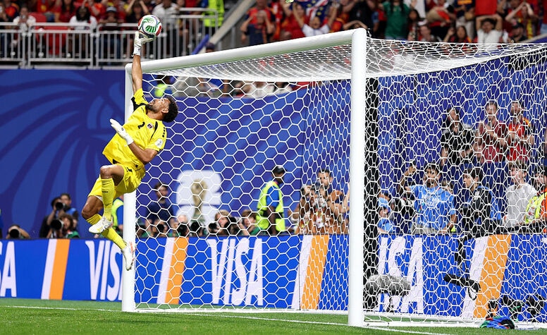 スペインが沈黙！W杯初出場の40歳守護神、驚異の“ワンハンドセーブ”にSNS沸騰「このGK何者？」右手一本で弾き出す