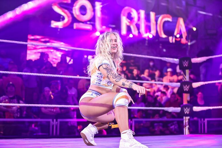 「どうなってるの？」元体操美女レスラーのアクロバティックすぎる“下アングル倒立動画”が大反響「空を飛んでいるみたい」