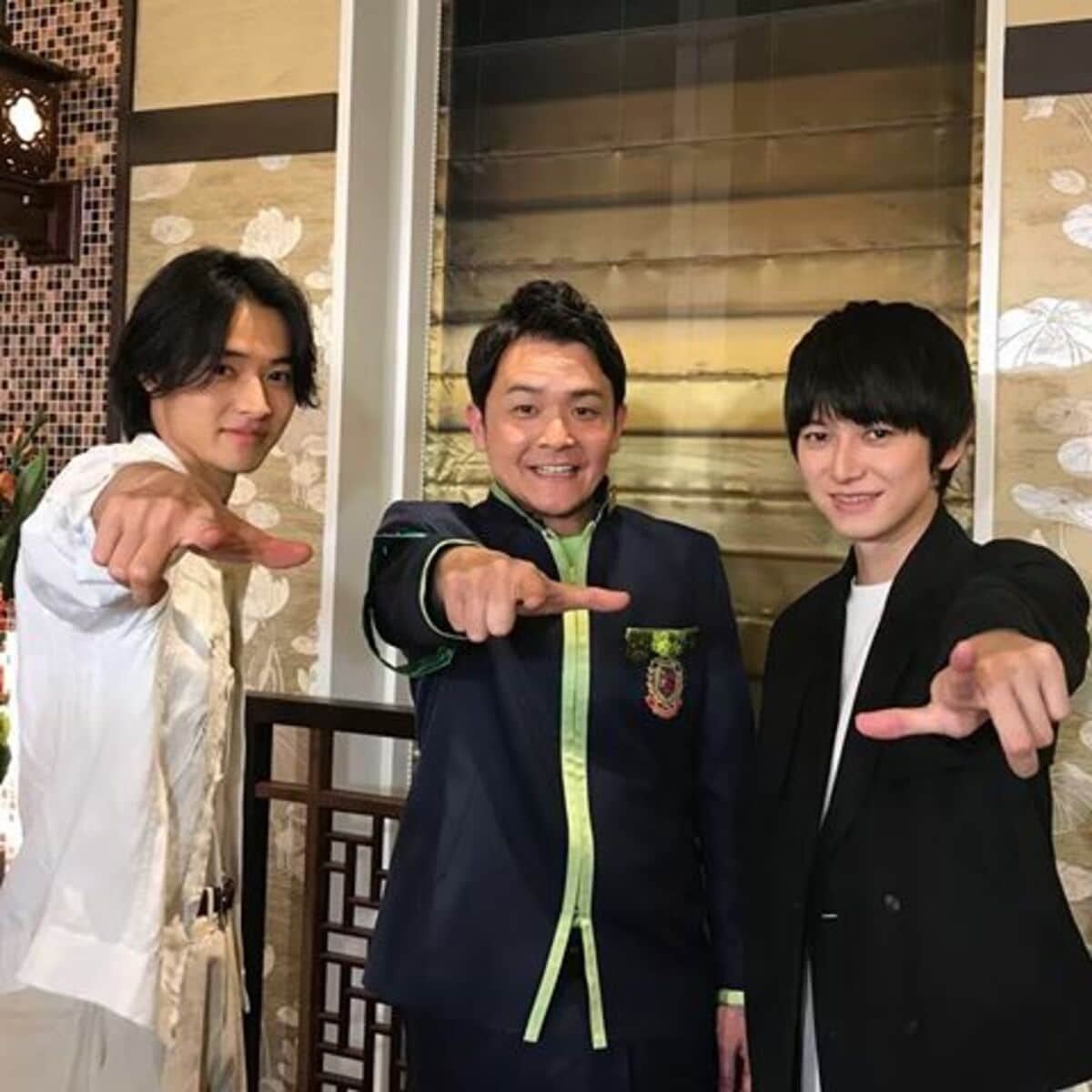 千鳥ノブ 山崎賢人 本郷奏多に挟まれた豪華3ショットを披露し 真ん中かわってください の声 話題 Abema Times