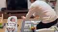 赤ちゃんがお父さんに「来んのかい！」笑顔が凍り付く“キョトン顔” 200万人がほっこり