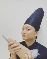 香取慎吾、“パティシエ”姿のオフショット公開 「懐かしいその姿」「何しても似合うね」とファン絶賛