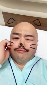 クロちゃん、入院中の写真を公開「入院ニャンコだしん！」