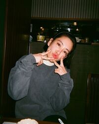 「大切な人をより大切にしながら」水川あさみ、ダブルピースで新年の挨拶！「めちゃかわ」「とても大好き」と称賛の声